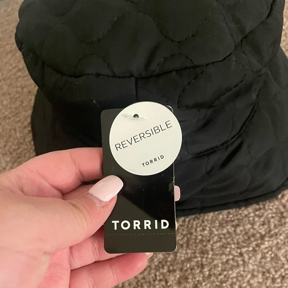 TORRID‎ M/L Reversible Bucket Hat NWT - Picture 2 of 5